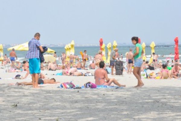 Duminică, zi numai bună şi de plajă, şi de baie în mare